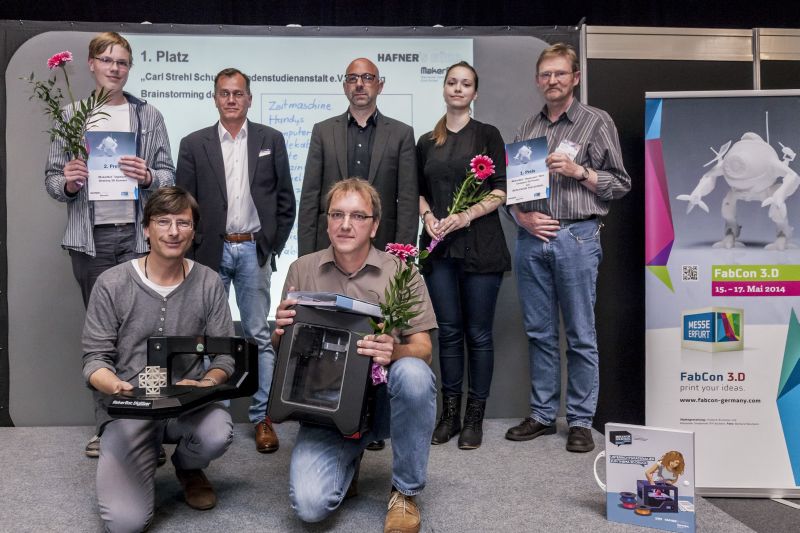 Preisverleihung in Erfurt. Herr Krause mit dem 2. Preis einem 3D-Digitizer von makerbot. Deutlich zu erkennen, das gedruckte Schullogo.